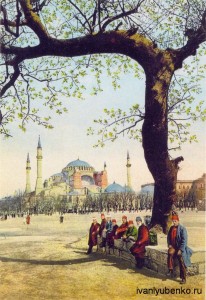 Стамбул. Отдыхающие  на площади Султана Ахмета.