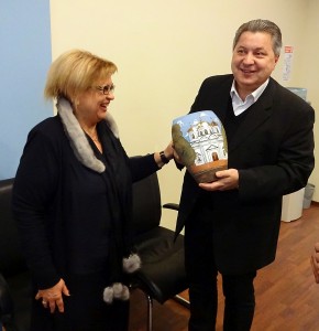 Т.В. Середа вручает подарок администрации г. Ставрополя.